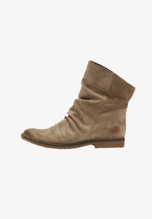 Stivale alla caviglia in suede beige con design arricciato, punta affusolata e suola in gomma testurizzata bassa. Presenta cuciture sottili e una finitura liscia.