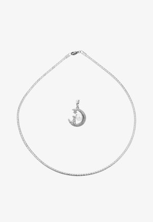 Srebrny naszyjnik z wisiorkiem w kształcie półksiężyca z kotem, perłą i małą gwiazdką, wszystkie ozdobione drobnymi kryształkami.