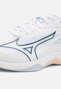 Mizuno THUNDER BLADE Z - Obuća za odbojku - white/halogenblue/peachparfait