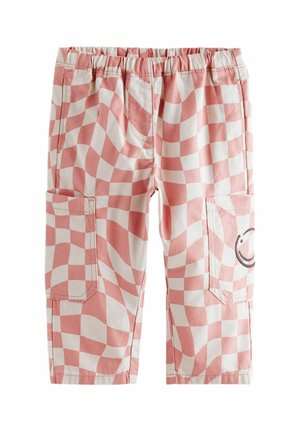 Pantalon pour enfants avec motif damier ondulé rose et blanc, taille élastique, deux poches cargo et un visage souriant partiel sur une poche.