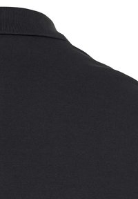 Sort polo shirt med et struktureret stof, der har krave og en ren finish. Bagfra fremhæver den glatte overflade og syningen detaljer.