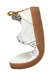 Sneaker di pelle bianca con un accento in stampa leopardata, design perforato, suola in gomma e elementi decorativi colorati sulla linguetta.