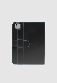 Funda para tablet de cuero negro con costuras azules, con cierre de solapa seguro y recorte para acceso a la cámara, forma rectangular, textura suave.