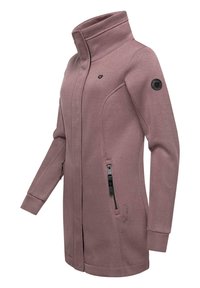Tight, lång rosa jacka med hög krage, dragkedjefickor, ribbade ärmslut och en logotyp patch på vänster ärm. Tillverkad av strukturerad tyg.