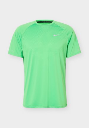 Nike Performance, STRIDE - Αθλητικό μπλουζάκι - green spark