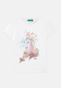 T-shirt blanc à manches courtes avec un graphique coloré d'un vase avec des fleurs, des fruits, un verre à boisson et des raisins sur le devant.
