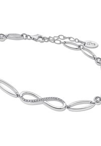 Bracelet en argent avec des maillons ovales entrelacés et une forme d'infini, orné de cristaux transparents et d'une fermeture à crochet.