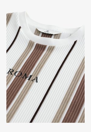 Balta rausvų juostelių marškinėlių medžiaga su vertikaliomis rudos, smėlinės ir taupe juostomis; juodai išsiuvinėtas „ROMA“ ženklas šalia kaklo.