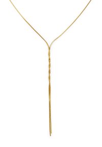 Collar en tono dorado con diseño en forma de Y y cadena retorcida, que presenta un colgante largo y esbelto colgando en el centro.