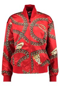 Röd bomberjacka i satinfinish med guldkedjemönster och logotypdetaljer. Ribbad krage och ärmslut med dragkedja.