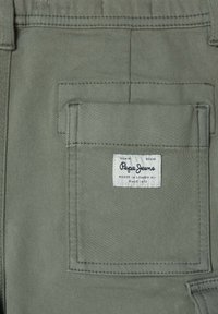 Pepe Jeans JUNIOR GYMDIGO - Kareiviško stiliaus kelnės - umber green
