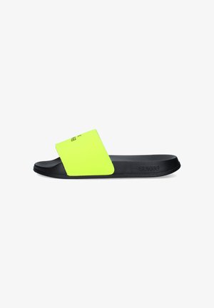Sandalo tipo slide nero con una larga fascia giallo neon con testo nero e suola texturizzata, mostrato di lato.