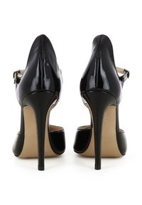 Décolleté in vernice nera con punta affusolata, tacco sottile a stiletto, cinturini alla caviglia e finitura liscia. Interno beige.