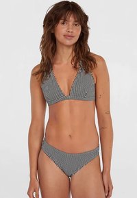 Sort-hvid stribet bikini med trekantstop og brede stropper samt matchende lavtaljede underdele, lavet af et blødt, elastisk stof.