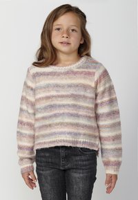 Pull en maille rayé dans des couleurs pastel douces, avec un col rond, des manches longues et un ourlet légèrement court. Porté avec un jean foncé.