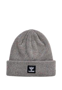 Grijze gebreide beanie met kleurrijke stippen, met een gevouwen rand en een zwart rechthoekig label met wit logo aan de voorkant.