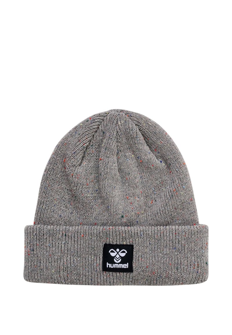 Grijze gebreide beanie met kleurrijke stippen, met een gevouwen rand en een zwart rechthoekig label met wit logo aan de voorkant.