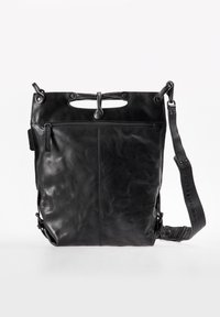 Borsa a tracolla nera in pelle con superficie strutturata, manici superiori e tracolla regolabile. Presenta una tasca con zip e un design minimalista.