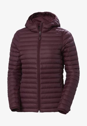 Chaqueta aislante de color burdeos con capucha, que presenta un patrón de acolchado vertical, cremallera frontal y puños elásticos. Material ligero.