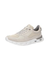 Beige Sport Schuh mit einem Obermaterial aus Netzgewebe, Wildlederakzenten und einer weißen, gepolsterten Sohle. Verfügt über ein strukturiertes Design und eine Schnürung vorne.