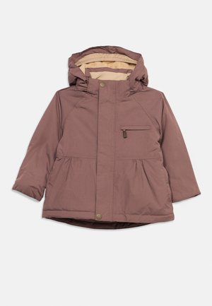 Dječja jastučićasta zimska jakna boje ljubičaste sa kapuljačom i bež flis podstavom, prednji rajsferšlus prekriven preklopom s kopčama na drukere i džep na prsima s rajsferšlusom.