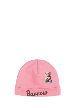 Gorro rosa con un pequeño gráfico de osito de peluche con ojos de botón y la palabra "Barrow" impresa en texto oscuro en el puño doblado.