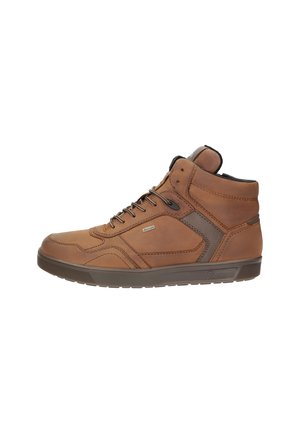 Bruine leren hoge sneaker met vetersluiting, donkerbruine zool en gestikte details op een witte achtergrond.
