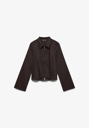 Kratek črn suknjič iz gladkega blaga, z ovratnikom, dolgimi rokavi in sprednjo zadrgo s srebrno kovinsko opremo.