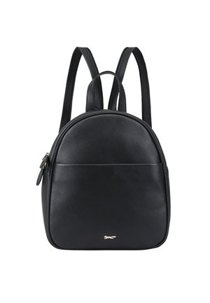 Sac à dos en cuir noir avec une forme arrondie, des bretelles réglables, une poche avant et un accent en logo doré en bas. Surface texturée.