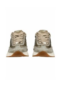Sneakers con materiale liscio verde oliva, accenti metallici argentati, linguetta testurizzata e lacci beige chiaro. Suola in gomma di colore gommato.