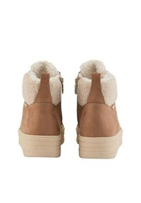 Braune Wildleder-Stiefeletten mit einem flauschigen beigen Kragen, seitlichen Reißverschlüssen und einer strukturierten Gummisohle. Schlichtes Design mit einer gepolsterten Innensohle.