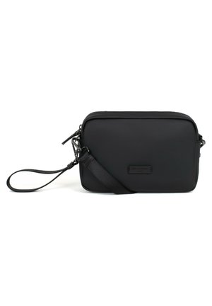 Borsa rettangolare nera realizzata in materiale testurizzato, con cerniera, tracolla staccabile e una piccola piastrina con il nome sul davanti.
