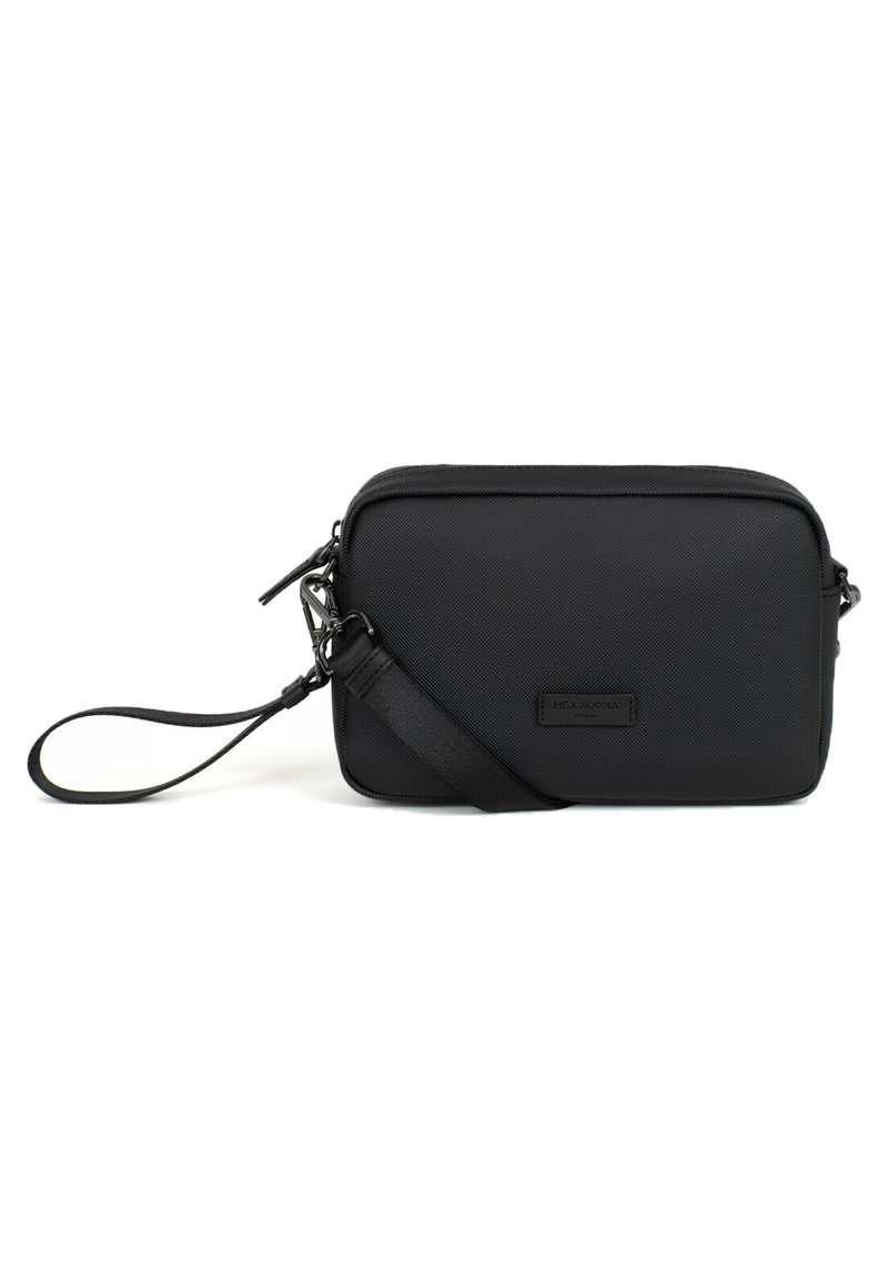 Borsa rettangolare nera realizzata in materiale testurizzato, con cerniera, tracolla staccabile e una piccola piastrina con il nome sul davanti.