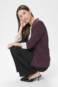 Blazer bordeaux con maniche a strisce arrotolate, abbinato a pantaloni neri su misura e tacchi neri eleganti. Design semplice, senza motivi notevoli.