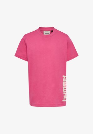 Różowy bawełniany t-shirt z krótkimi rękawami, okrągłym dekoltem i białym logo marki nadrukowanym po lewej stronie. Gładka tekstura i standardowy krój.