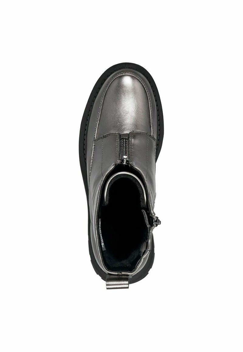 Botte chelsea en métal gris avec une finition lisse, bout arrondi, fermeture éclair et semelle en caoutchouc noir texturé.