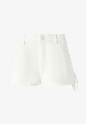 Bijele traperice s visokim strukom, prednjim džepovima i kopčanjem na gumb. Imaju preklop na rubu i detalj s bočnim vezivanjem. Glatka tekstura.