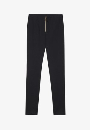 Zwarte slim fit broek met een ritssluiting aan de voorkant, met een gladde textuur en strakke lijnen. Geen zichtbare patronen of accenten.
