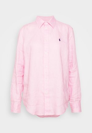 Helles rosa Leinenhemd mit langen Ärmeln, Button-Down-Kragen und kleinem blauen Polo-Logo auf der linken Brust. Mit entspannter Passform.