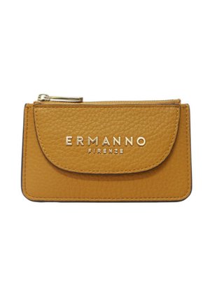 Portafoglio in pelle martellata color cuoio con cerniera dorata e "ERMANNO FIRENZE" impresso in lettere dorate sulla patta frontale.
