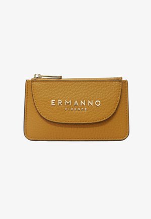 Portafoglio in pelle martellata color cuoio con cerniera dorata e "ERMANNO FIRENZE" impresso in lettere dorate sulla patta frontale.