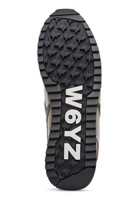 Suela de zapato de goma negra con un diseño de tracción en forma de estrellas. Presenta letras blancas "W6YZ" y acentos texturizados. El diseño indica tracción y soporte.