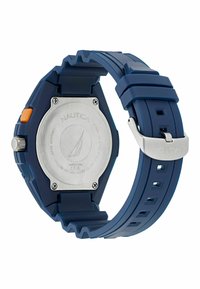 Montre avec un bracelet en caoutchouc bleu et un dos en acier inoxydable. Elle présente un bouton orange et une boucle en acier inoxydable. Bracelet texturé pour une meilleure prise en main.