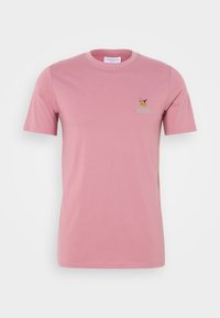 COCKTAIL CLUB TEE - Nyomott mintás póló - dark cherry