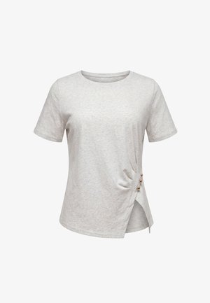 Lys grå T-shirt med korte ærmer, sideviklingsdetalje, tre gyldne knapper til højre og en lille sideslids ved kanten.