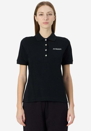 Polo nero in cotone, con colletto, maniche corte e un piccolo logo bianco sul lato sinistro. Patta con tre bottoni.