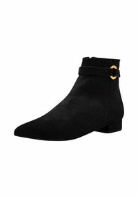 Botas de tobillo de ante negro con punta afilada, tacón plano y una correa decorativa que presenta un detalle de hardware dorado. Textura suave en general.
