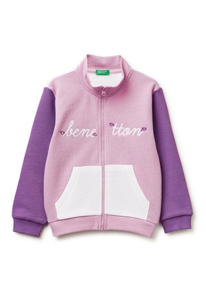 Pink-lila Zipjacke mit weißen Fronttaschen, lilafarbenen Ärmeln und "benetton" auf der Brust mit kleinen floralen Akzenten bestickt.