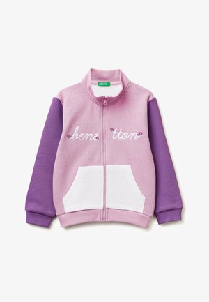 Pink-lila Zipjacke mit weißen Fronttaschen, lilafarbenen Ärmeln und "benetton" auf der Brust mit kleinen floralen Akzenten bestickt.