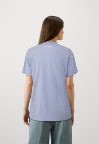 KARL LAGERFELD OVERSIZED IKON PATCH - Základné tričko - sweet lavender